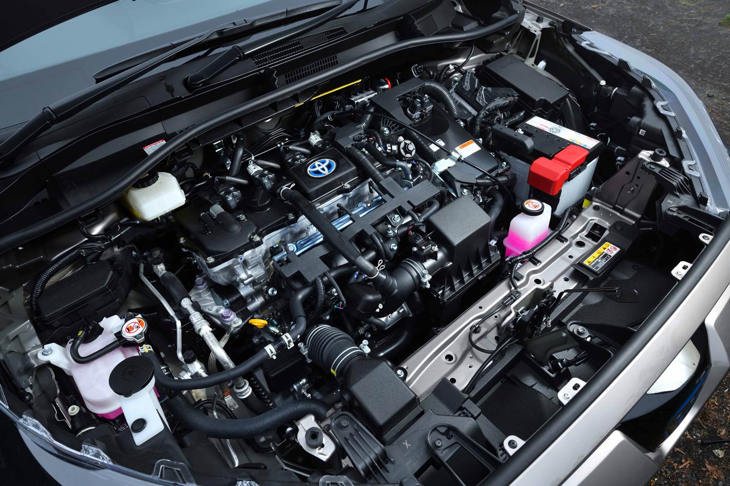 1.8リッターエンジンをベースとするハイブリッドユニットは、2WD車・4WD車ともに最高出力122PSを発生。WLTCモードの燃費値は2WD車が26.2km/リッター、4WD車は24.2km/リッターとなっている。