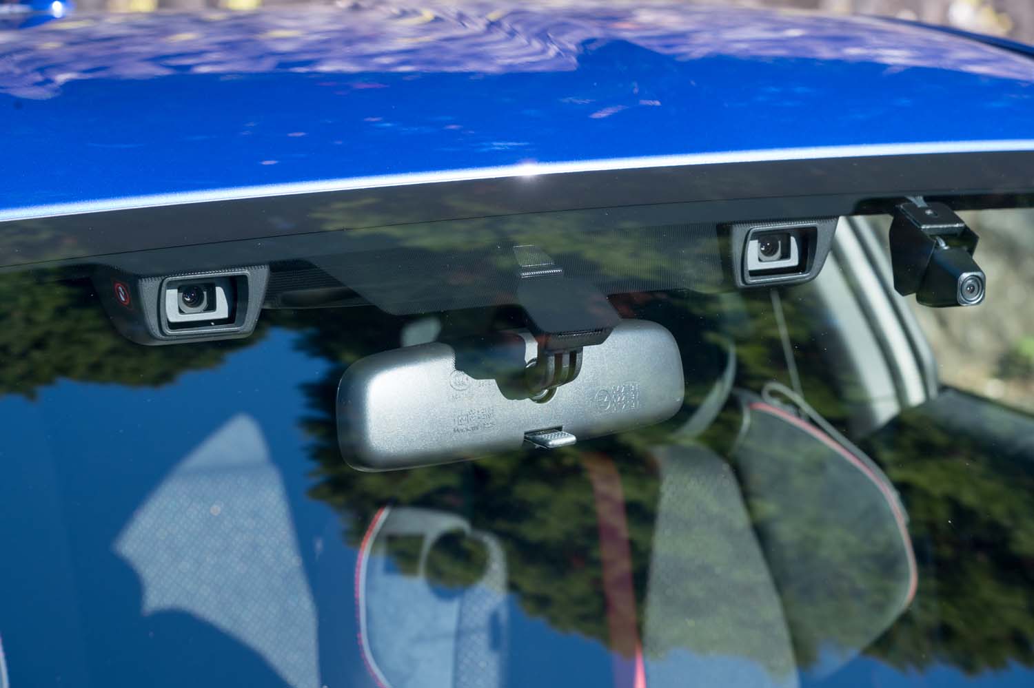 AT車にはスバルの先進運転支援システム「アイサイト」を搭載。ルームミラーを挟むように前方をセンシングするステレオカメラがレイアウトされる（写真右端のカメラはドラレコ用）。