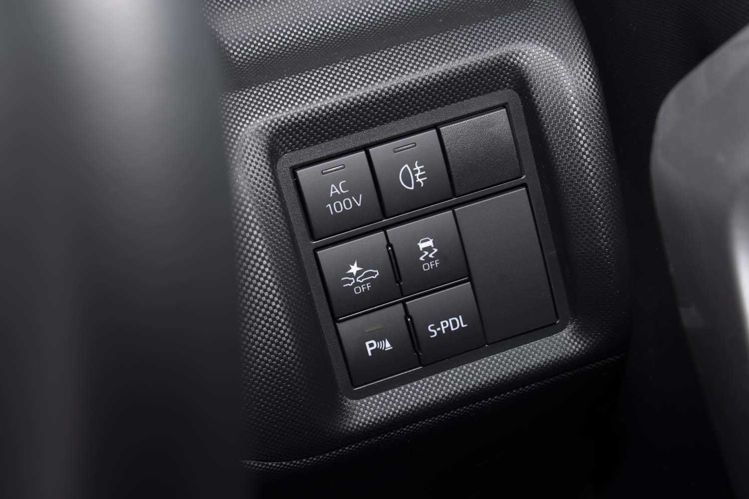 アクセルオフで強い減速力を発生する「スマートペダル」のスイッチはステアリングポストの右側にレイアウト。ステアリングの「DRIVE」ボタンで強弱を変更できる。