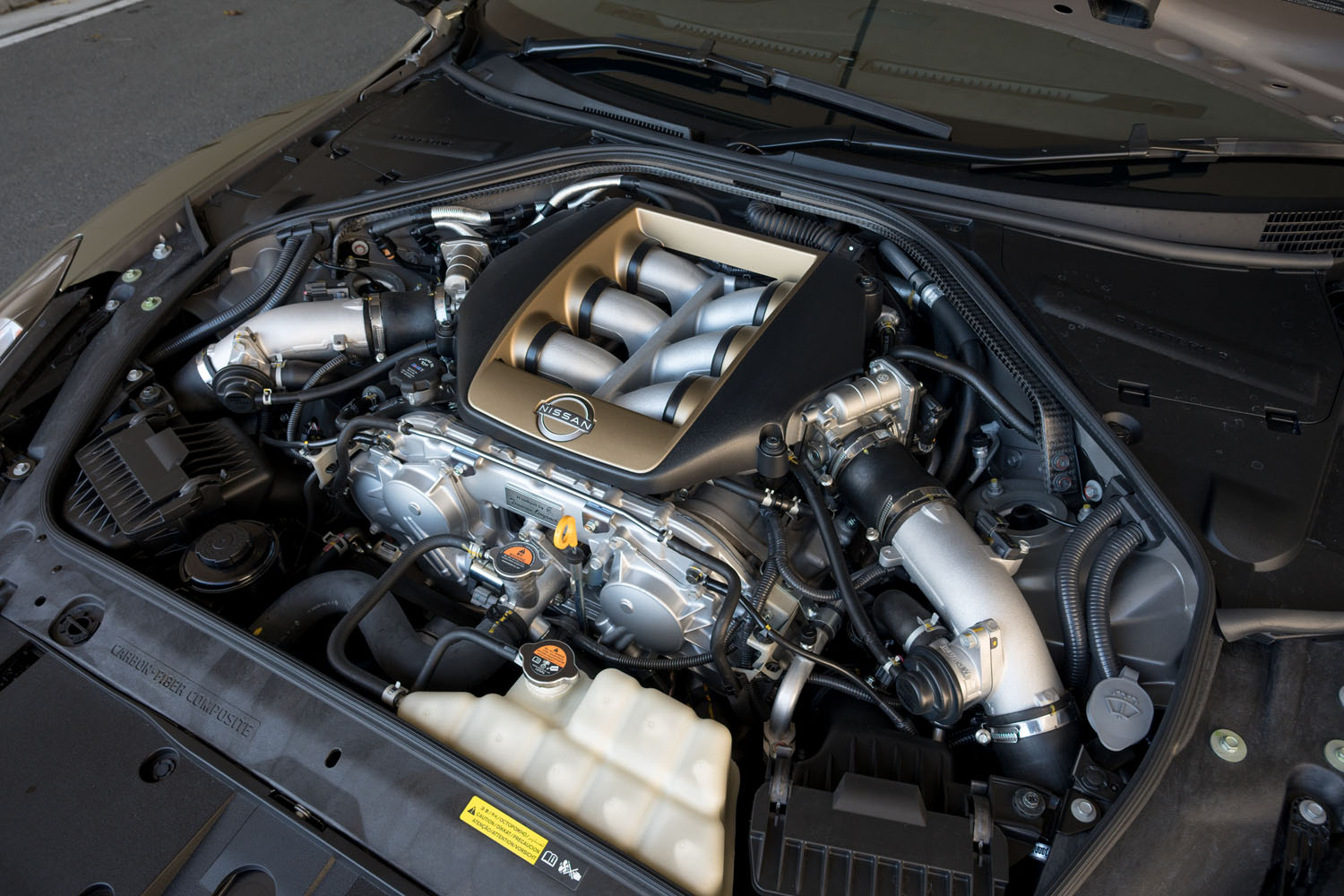 ゴールドの装飾が施されたエンジンカバーも「T-spec」の特徴。エンジンそのものは標準車と同じで、570PSの最高出力と637N・mの最大トルクを発生する。