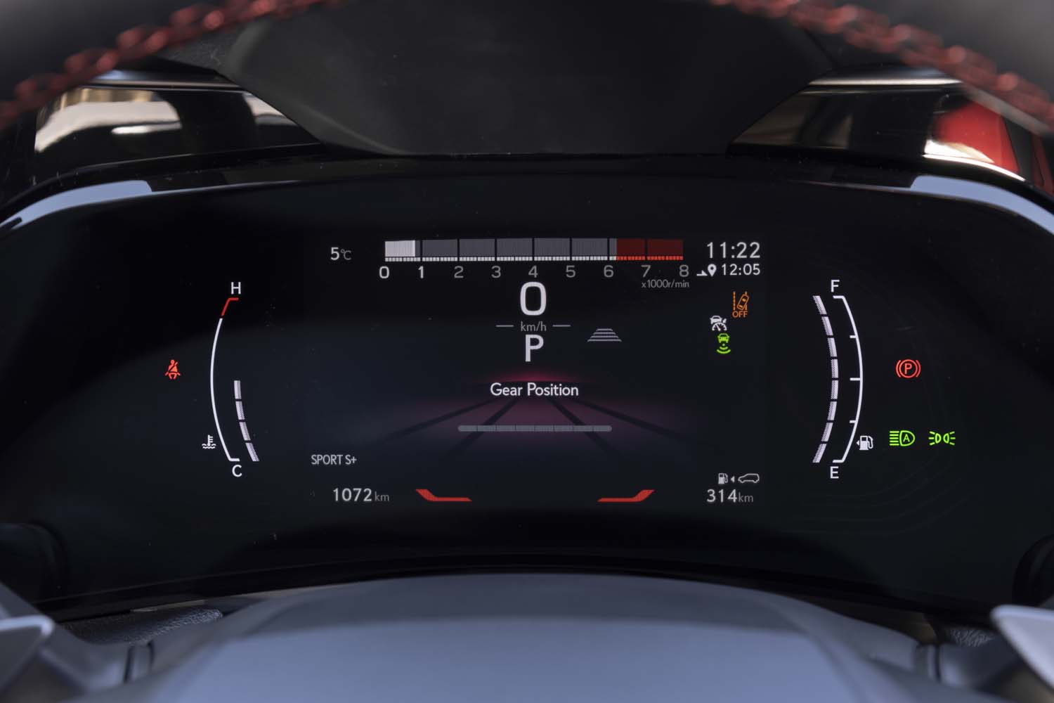ドライブモードを「スポーツS＋」にしたところ。表示が赤基調になり、エンジン回転計がバーグラフ式に変化する。