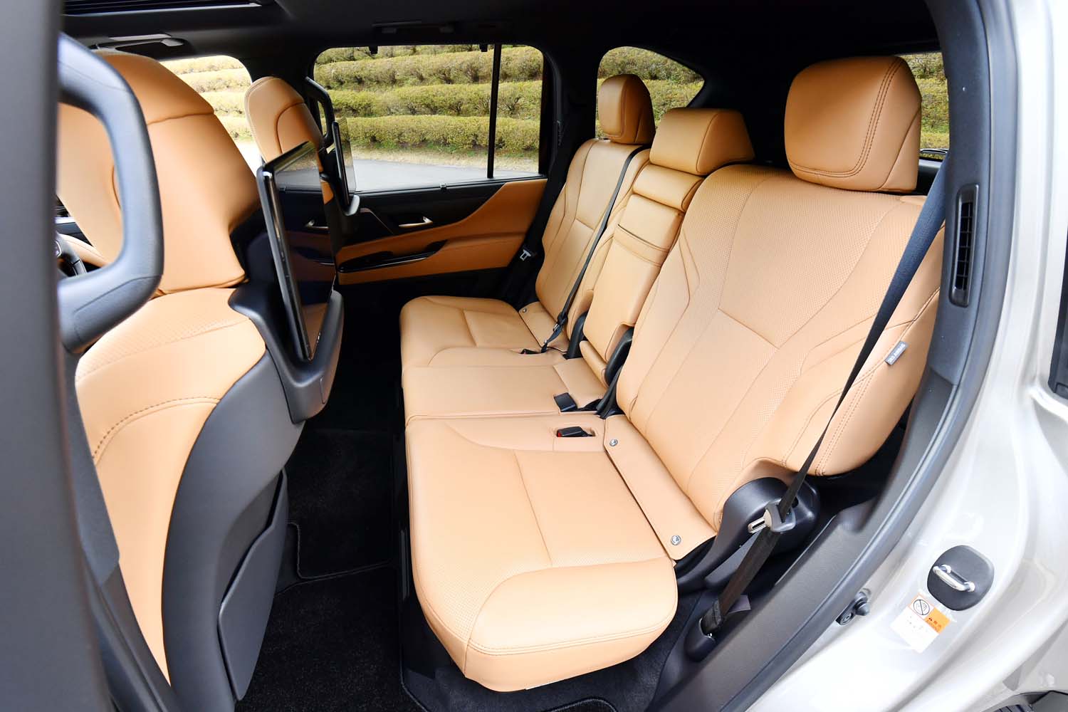 運転席と助手席だけでなく、2列目の左右席にもシートヒーターやベンチレーション機能が備わる。電動アシスト付きのタンブル機能も装備。