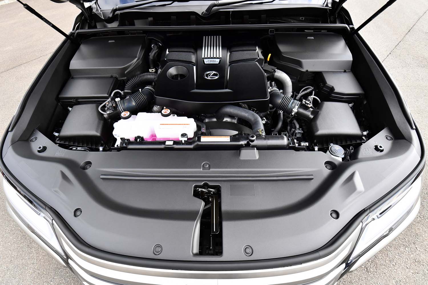 パワーユニットは3.4リッターV6ターボエンジンのみ。「ランドクルーザー」とは異なりディーゼルエンジンは選べない。WLTCモードの燃費値は8.0～8.1km/リッターで、燃料タンク容量は80リッター。