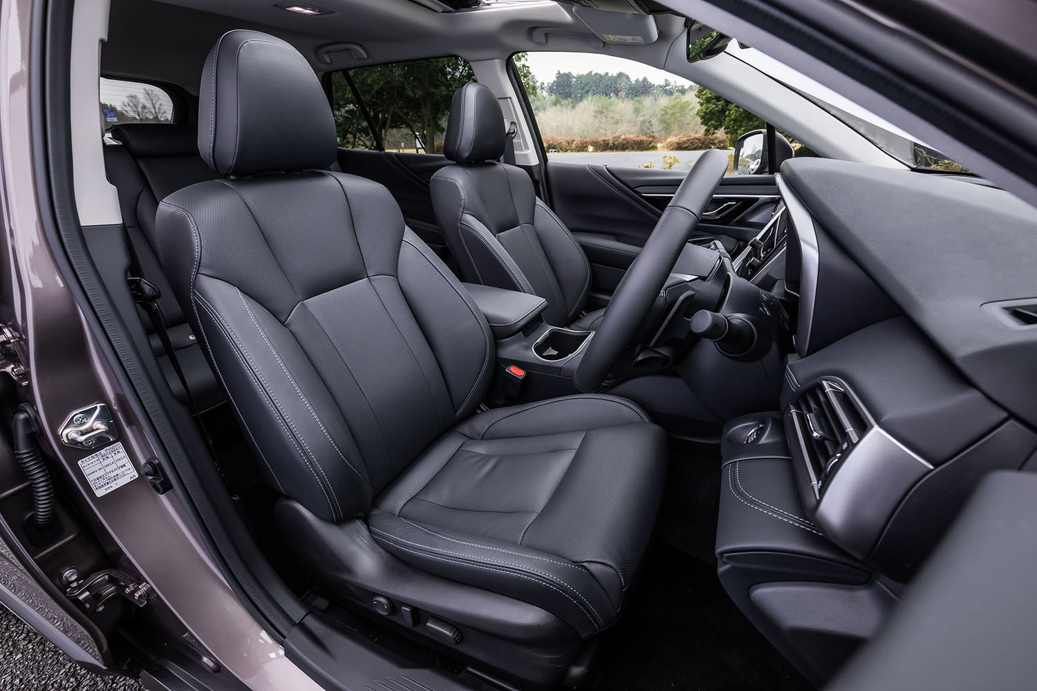 「レガシィ アウトバック リミテッドEX」の前席。運転席10ウェイ、助手席8ウェイの電動調整機構と3段階調整機能付きシートヒーターが内蔵されている。ナッパレザーのシート表皮はオプションで、写真のブラックまたはタンの2色から選択できる。