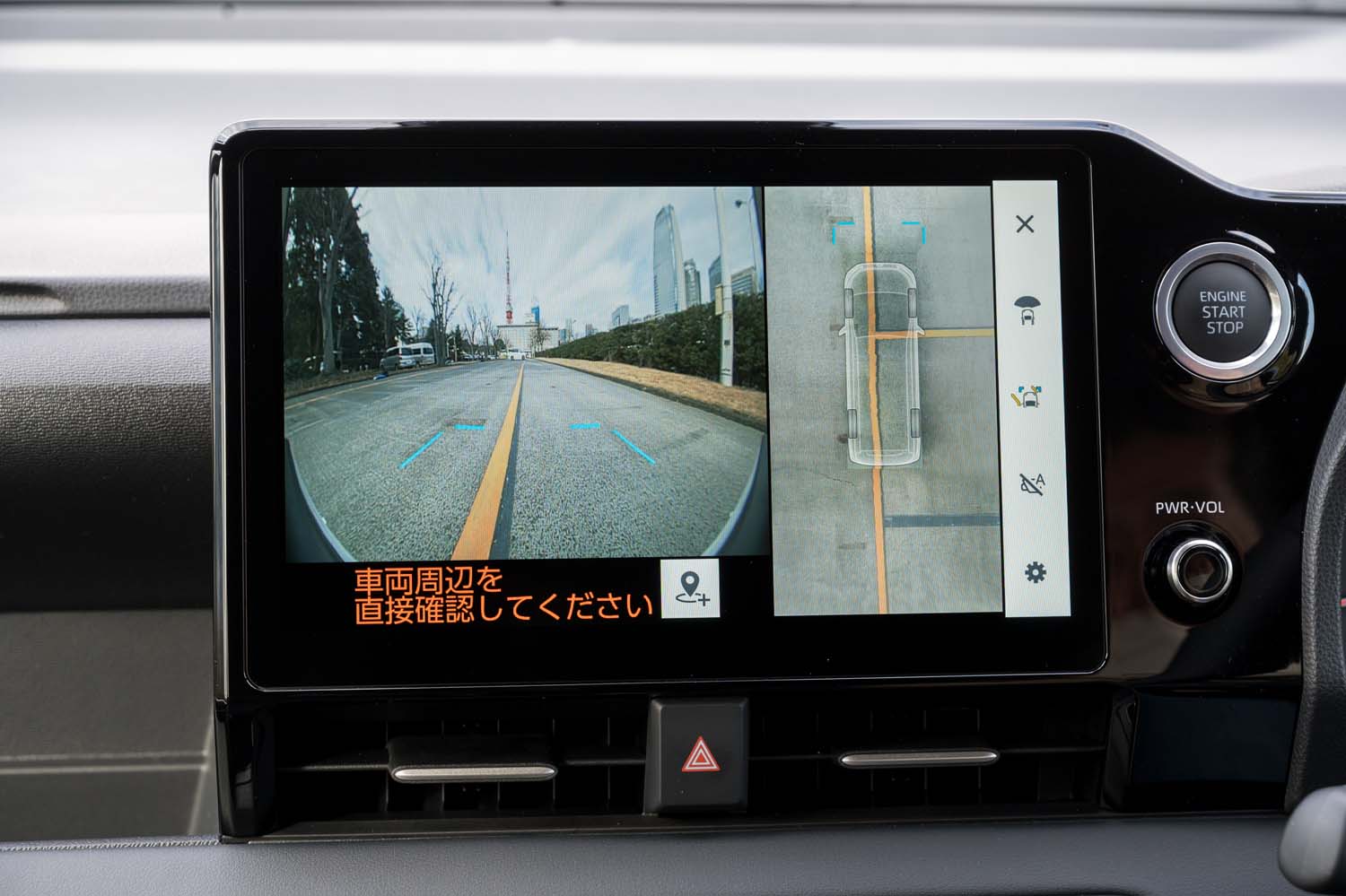 オプションのパノラミックビューモニターは床下表示機能付き。写真右側の映像では車両が透明になって駐車枠が表示されていることが分かる。