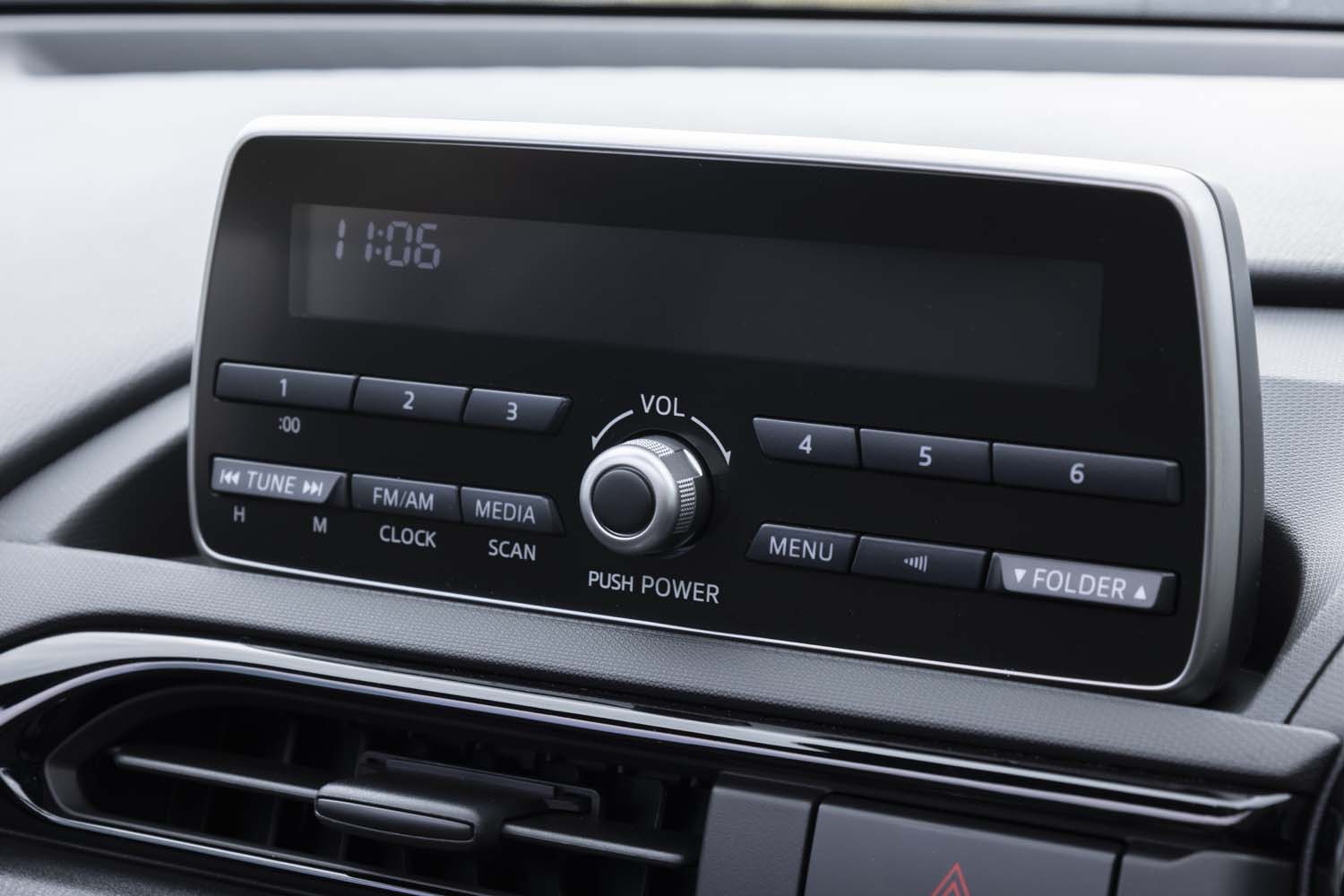 カーナビの設定はなく、ダッシュ中央にはラジオが据えられる。「Apple CarPlay」等は使えないが、スマートフォンや「iPod」を接続して音楽が聴ける（「Radiko」等のアプリは不可）。