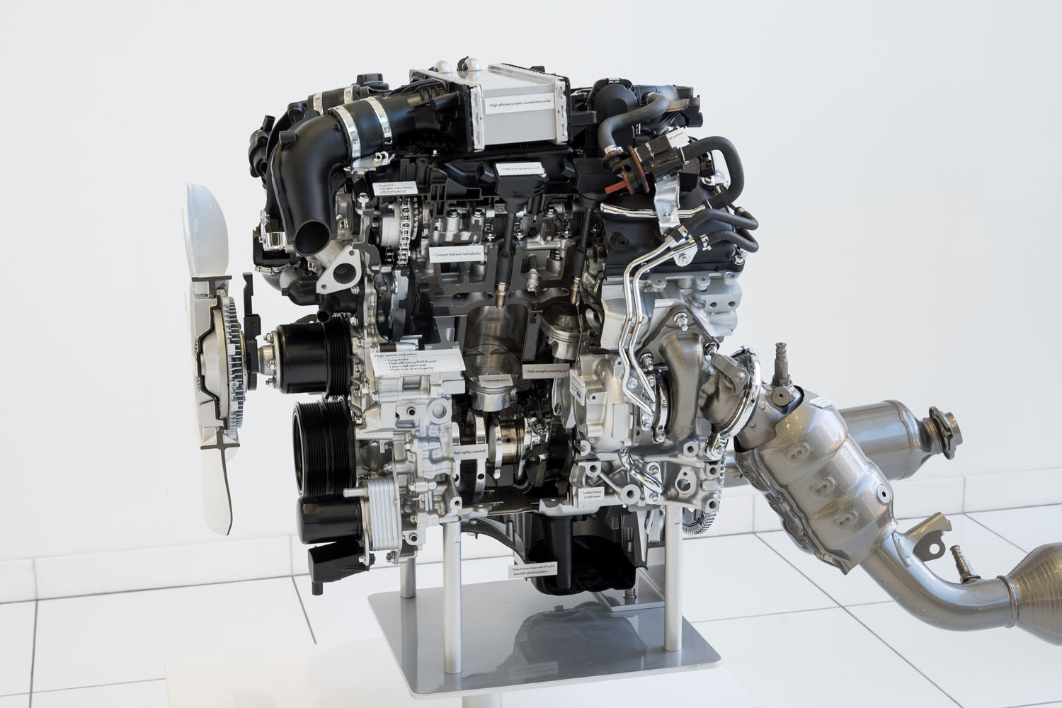 パワーユニットは3.4リッターV6ガソリンターボエンジンのみ。基本的には「ランドクルーザー」のそれと共通だが、「スポーツ／スポーツ＋」モード選択時にサウンドエンハンサーを働かせるなど、エンジン音の“聞こえ方”に独自の調整を加えている。