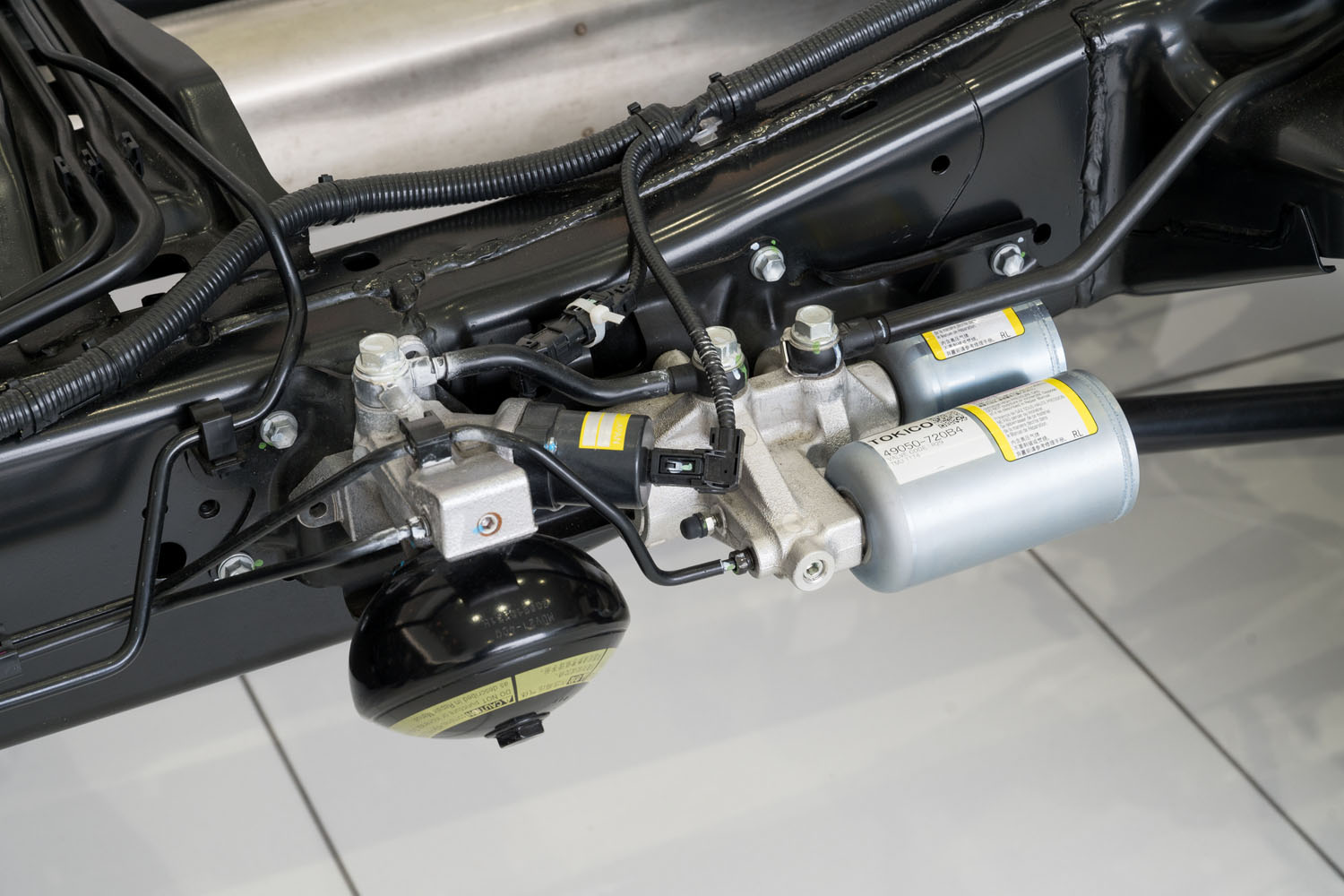 「AHC」で車高を昇降させる油圧システム。車高はドライブモードに応じて「Low」「High1」「High2」の3段階で切り替わり、また車体の姿勢変化に応じて、リアルタイムでスプリングレートを調整する機能も備わっている。