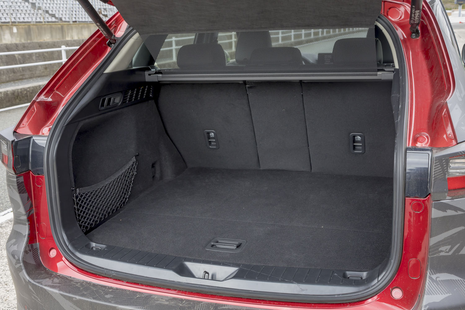 5人乗車時の荷室容量は570リッター。後席の背もたれをすべて前方に倒すと、1726リッターに拡大できる。英国仕様車では、ハンズフリーで操作できる電動テールゲートを標準装備している。写真は「CX-60 e-SKYACTIV PHEVプロトタイプ」。