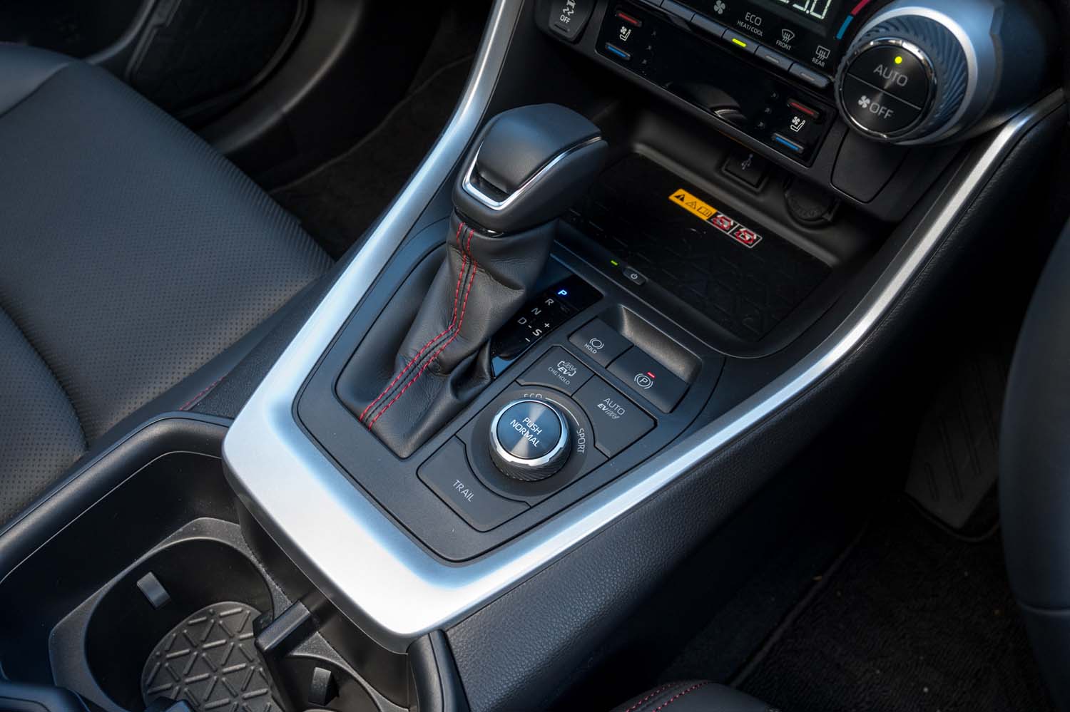 変速機はトヨタのハイブリッドではおなじみの電気式CVT。ドライブモードセレクターは左にひねると「エコ」、右にひねると「スポーツ」で、中央を押すと「ノーマル」に戻る。「トレイル」は独立したボタンが用意される。