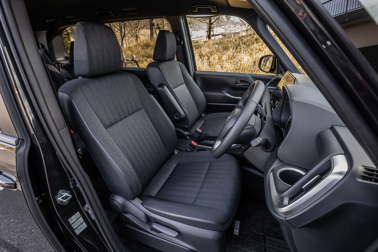 「ヴォクシーS-G E-Four」のフロントシート。今回の試乗車では、オプションの「快適利便パッケージMid」が選択されており、快適温熱シート（運転席＆助手席）が備わっていた。