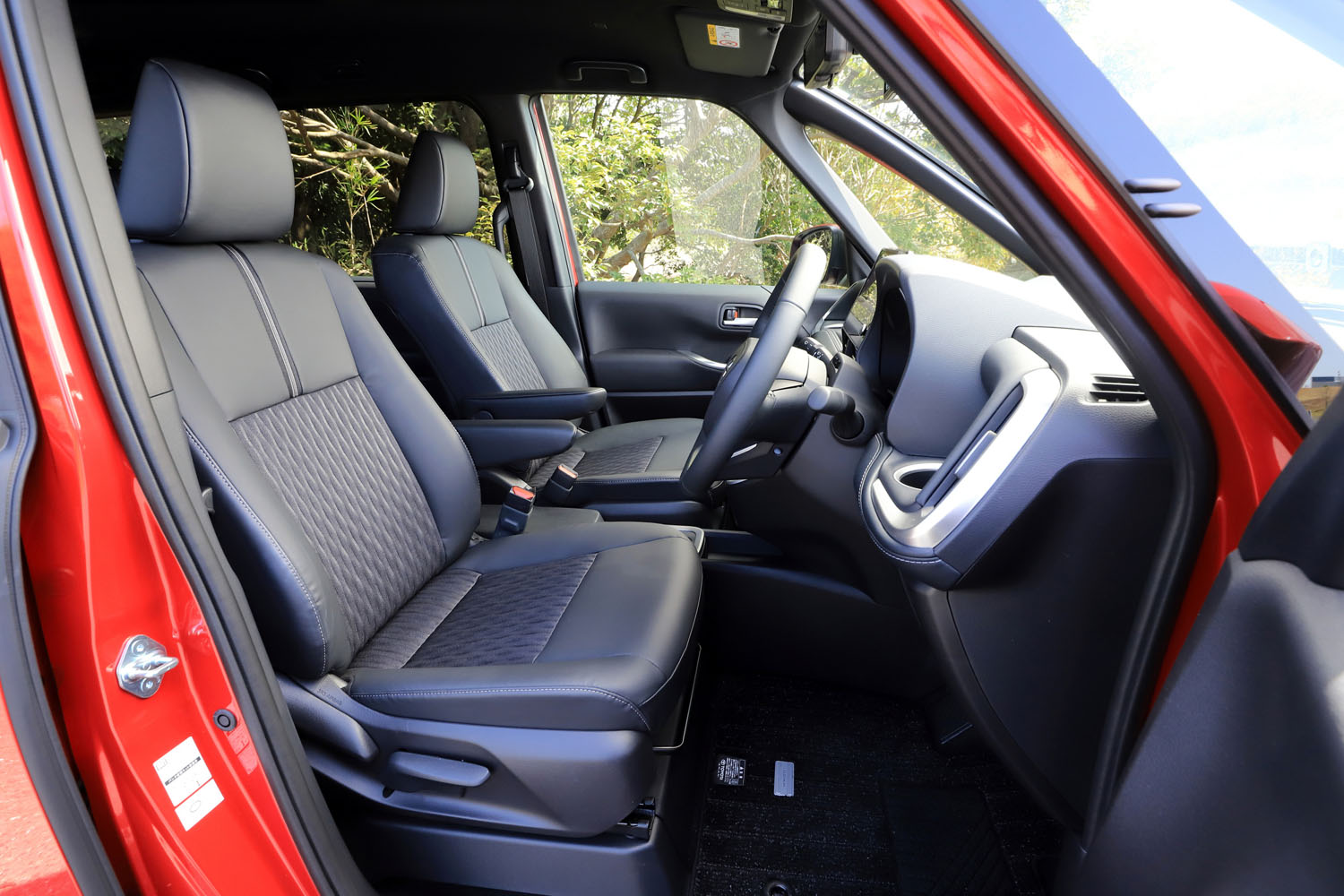 「S-Z」と「Z」に備わる、合成皮革とファブリックのコンビシート。前席にはシートヒーターが標準装備される。