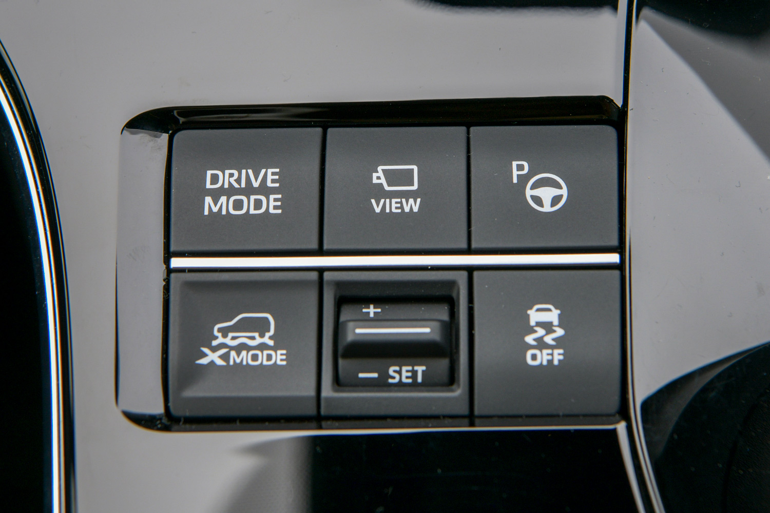 シフトセレクターの左には、ドライブモードなどの操作スイッチを配置。「スポーツ」モードが用意されるのは「ソルテラ」の4WD車だけだが、悪路走破を支援する「X-MODE」はソルテラと「bZ4X」の両方の4WD車に搭載される。