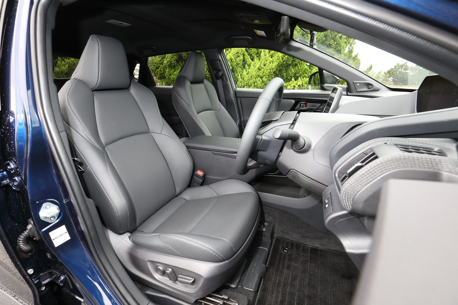 シートの仕様は、モデルやグレードによって表皮の種類や電動調整機構の細かさなどが異なっており、「トヨタbZ4X」には運転席8way、助手席4Wayの電動調整機構を備えた合皮のシートが装備される。
