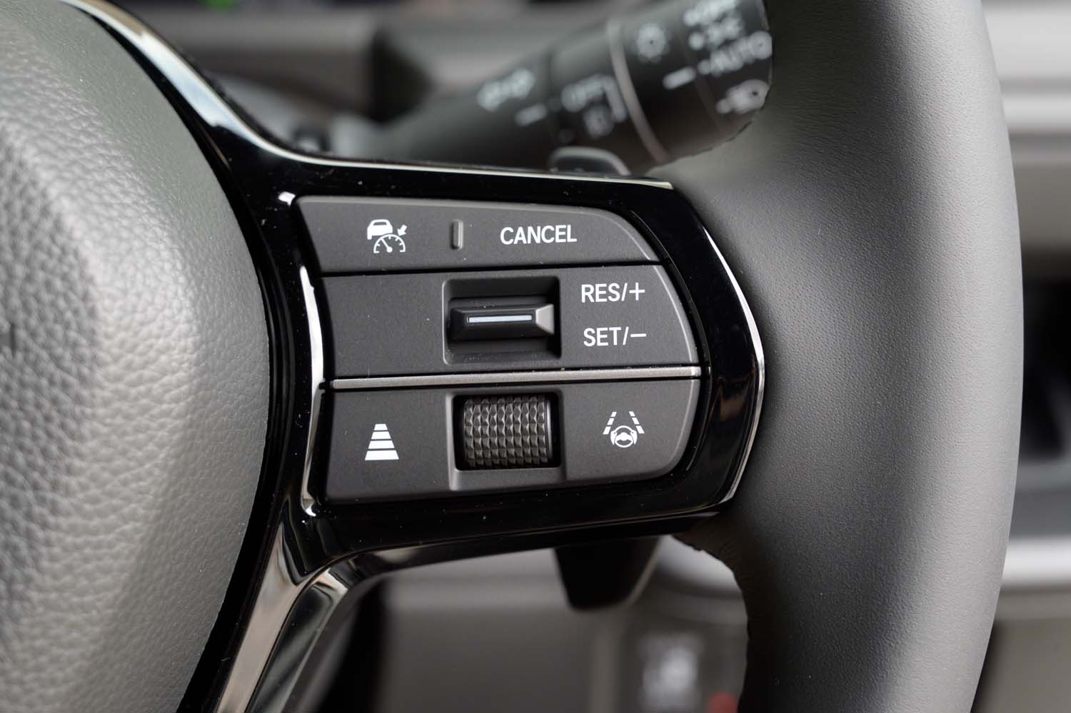先進の運転支援システム「ホンダセンシング」は全車標準。操作スイッチは、写真のように右側ステアリングスポークに配置されている。