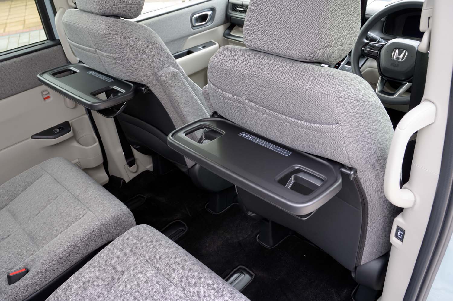 コンビニフック付きのシートバックテーブルは全車標準装備だが、後席用のUSBケーブルは「エアー」のファブリックシート（写真）には備わらない。