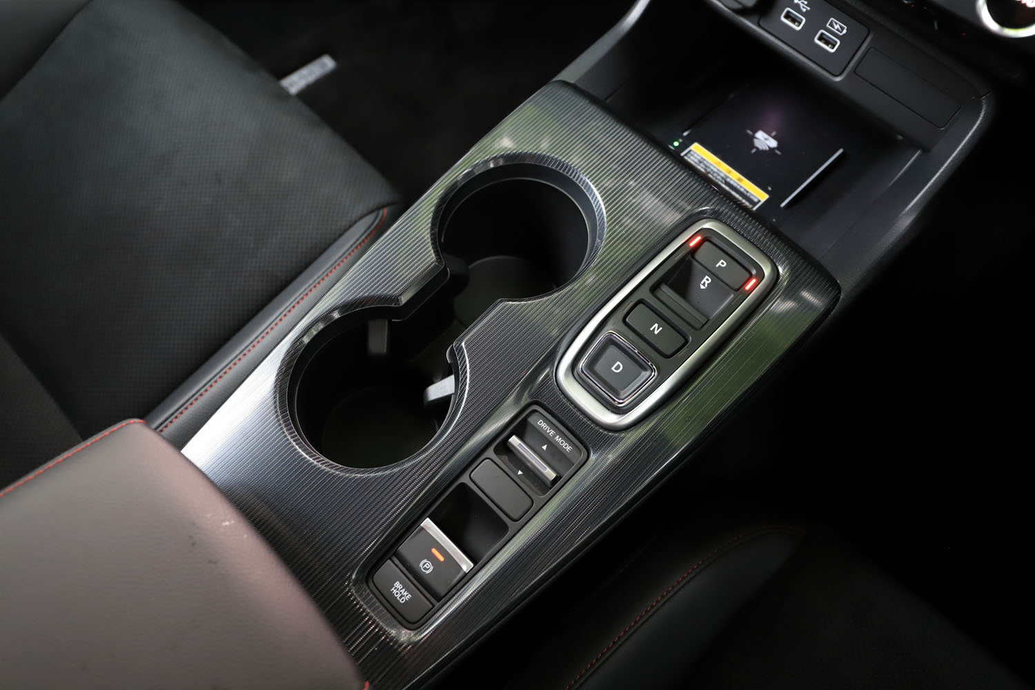 「シビックe：HEV」のセンターコンソール。シフトセレクターはホンダの電動車ではおなじみのボタン式。ドライブモードの切り替えスイッチもここに配置されている。