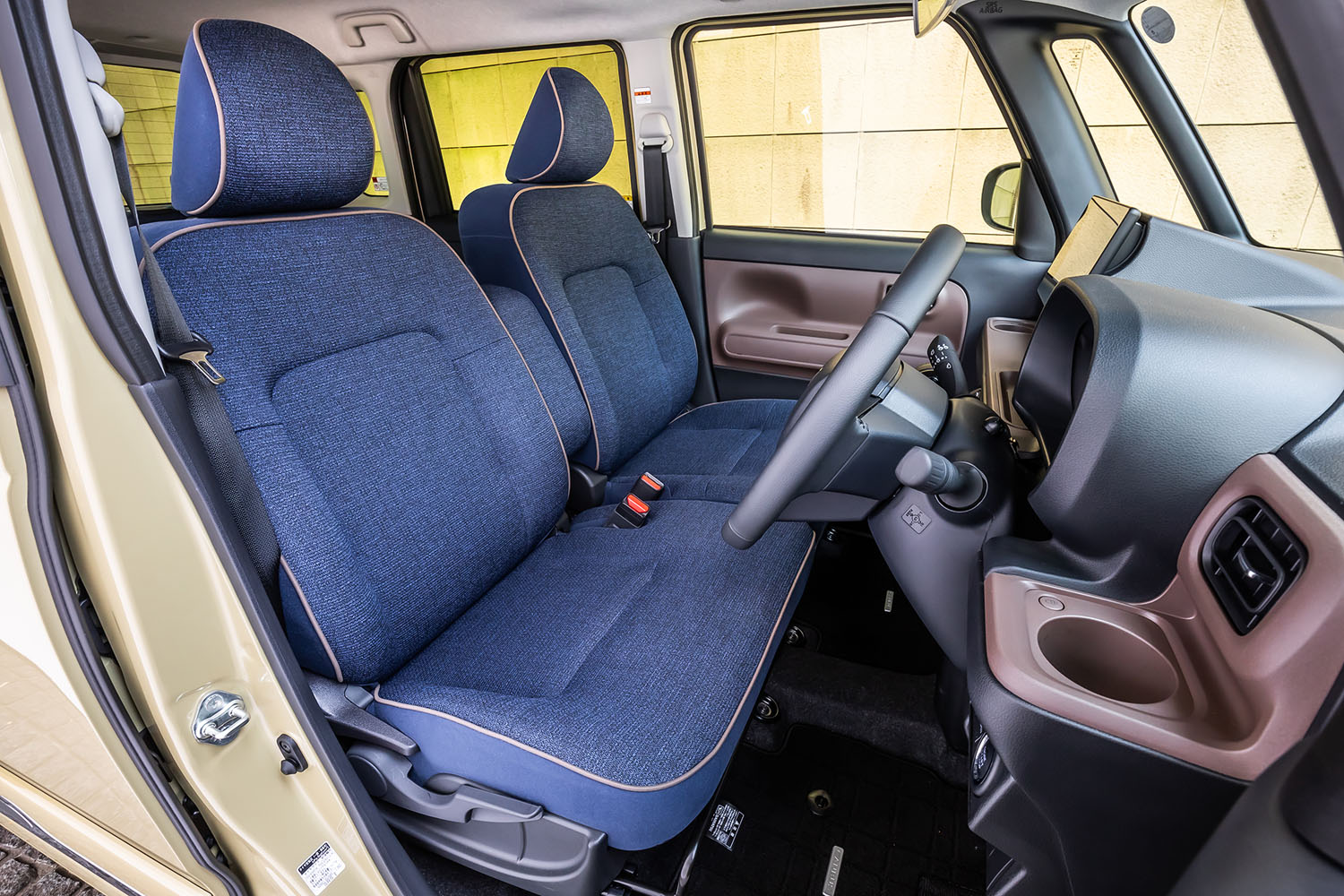「セオリー」のシート表皮は全グレード共通で、パイピング付きのネイビーファブリックが採用される。「Gターボ」および「G」グレードのフロントシートは、標準でヒーター機能を内蔵している。