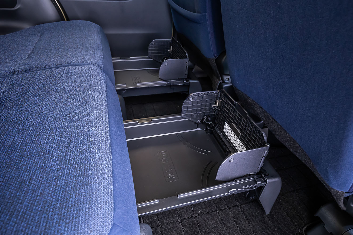 後席の座面下には、先代モデルと同様に引き出し式の収納「置きラクボックス」が備わる。