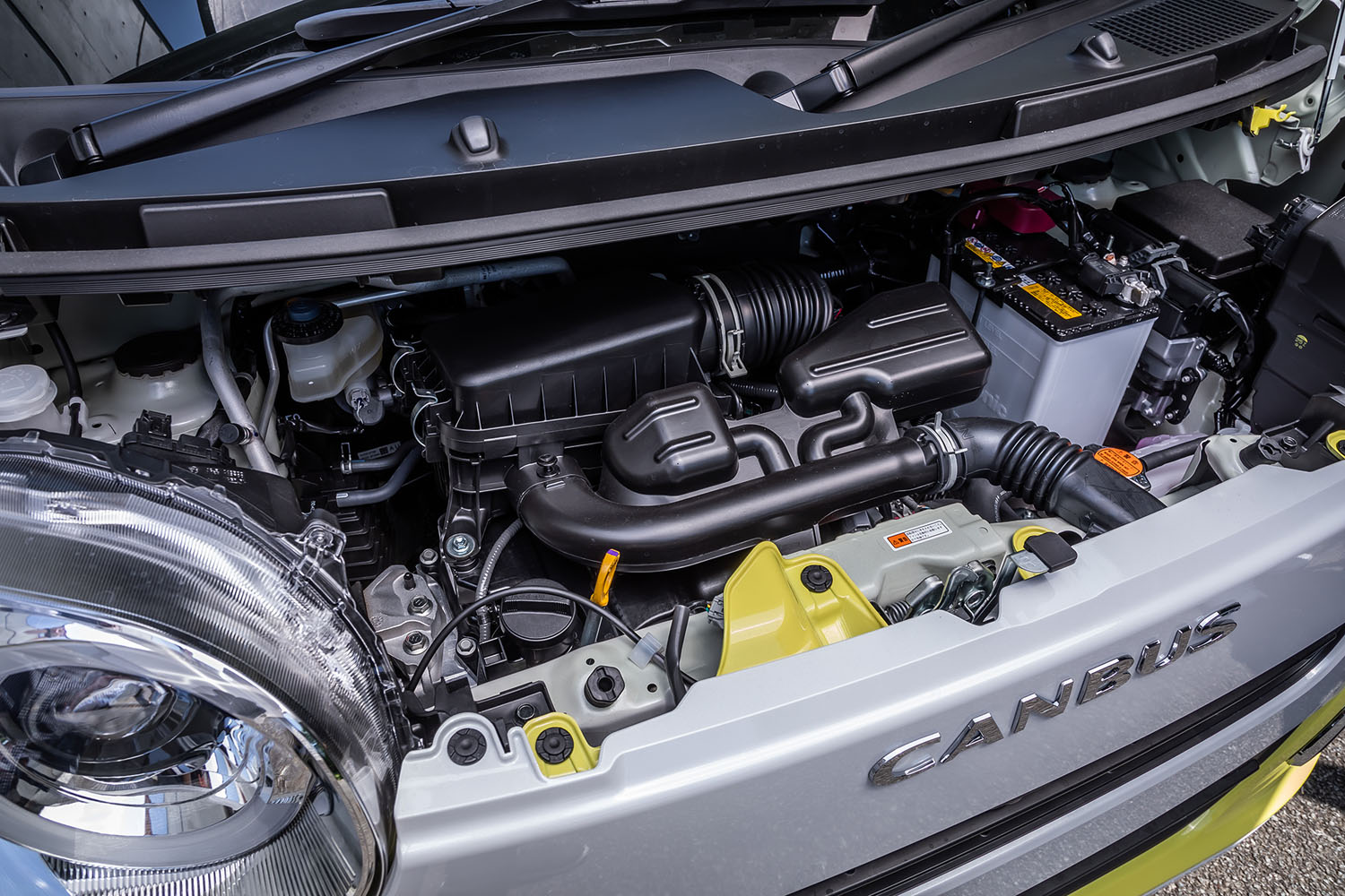 0.66リッターの直3自然吸気エンジンは、最高出力52PS、最大トルク60N・mを発生。WLTCモードの燃費値は22.9km/リッターと発表されている。トランスミッションは全車CVTを採用している。