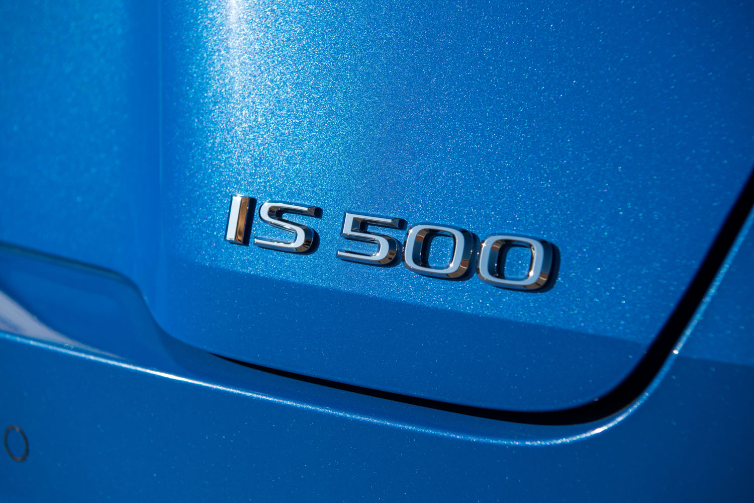 パワーユニット単体でみればかつての「IS F」と同等に思える新型だが、「IS500」という異なる車名が与えられている。