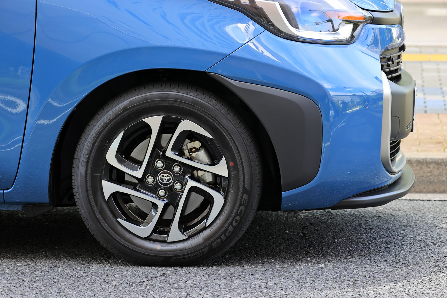 タイヤサイズは全車共通で185/65R15。ホイールはスチールホイール＋フルホイールキャップの仕様が標準で（カラーリングはグレードによって異なる）、オプションで切削光輝加工のアルミホイールも用意されている。