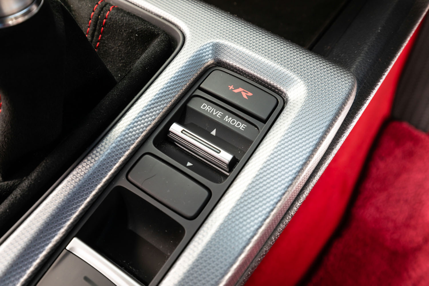 センターコンソールに配置されるドライブモードセレクターの操作スイッチ。「コンフォート」と「スポーツ」はシルバーのツマミで切り替え、「＋R」はその上の専用ボタンで選択する。