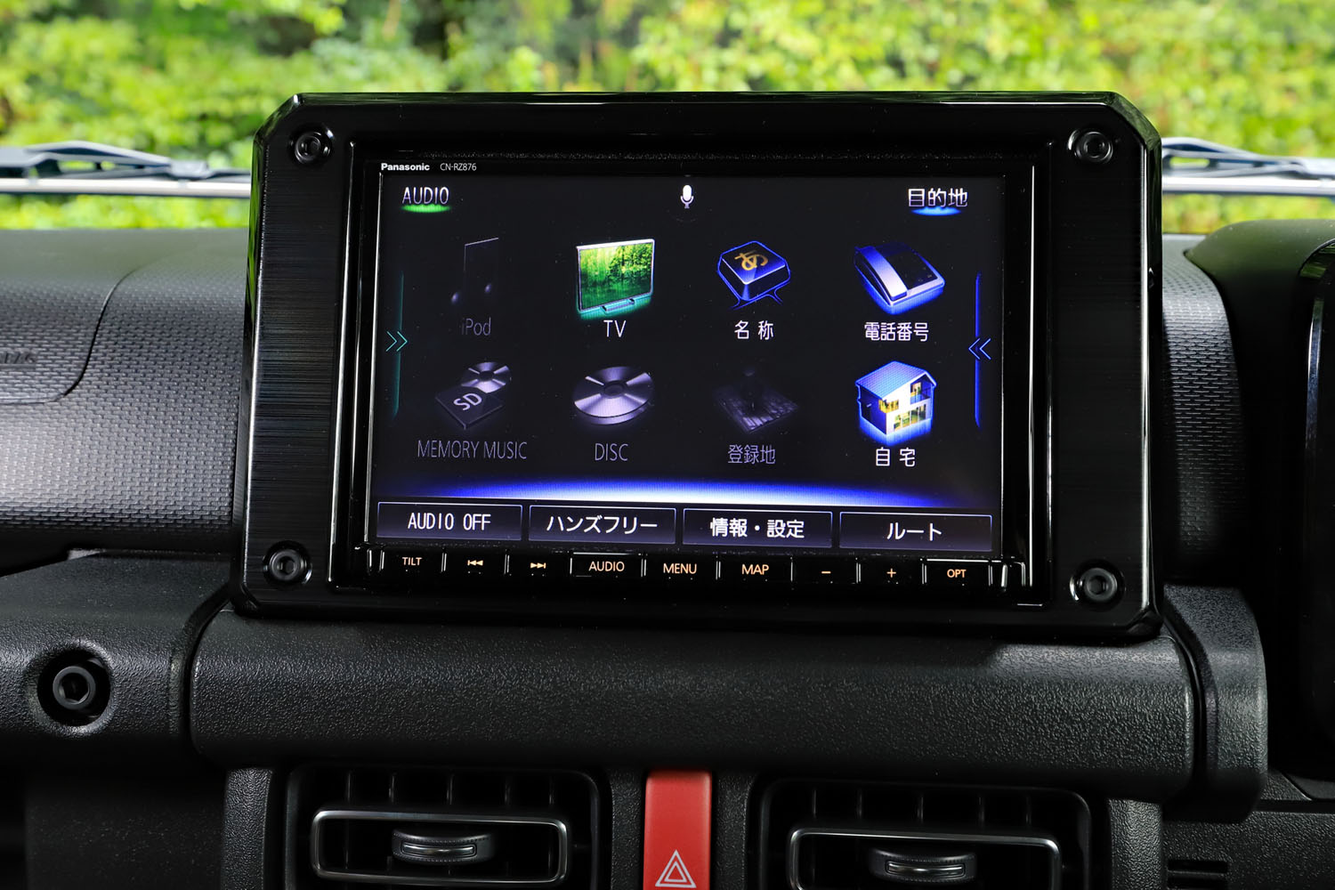 スズキ車のインフォテインメントシステムには、順次新世代のディスプレイオーディオが導入されているが、「ジムニー」にその設定はない。試乗車には販売店オプションのナビゲーションシステムが搭載されていた。