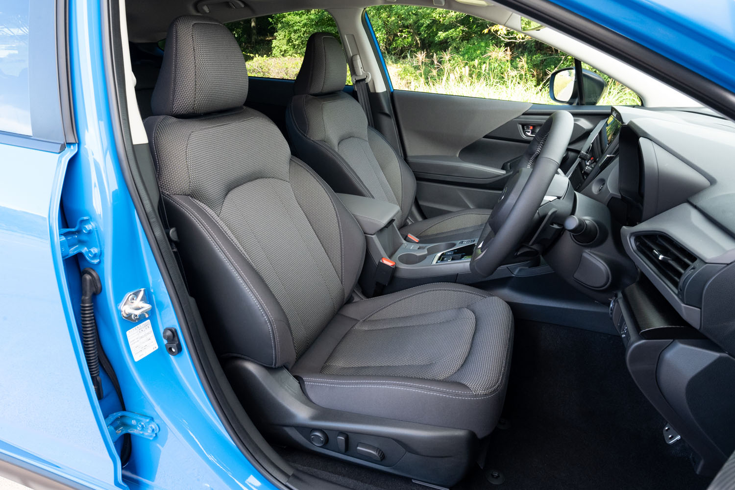 運転席と助手席には、フレームや取り付け部の構造を見直した新設計のシートを採用。上級グレードのシート表皮はファブリックで、電動調整機構が標準装備される。