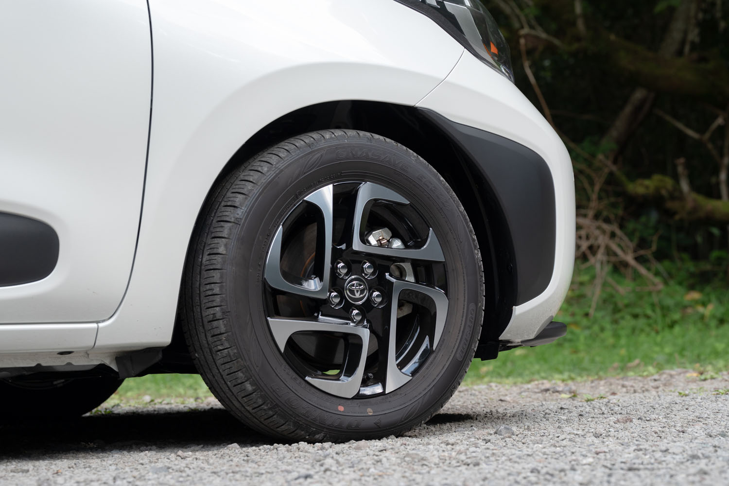 タイヤサイズは全車共通で185/65R15。ホイールはスチールホイール＋フルホイールキャップが標準で、「Z」と「G」の2グレードには写真のアルミホイールがオプション設定される。