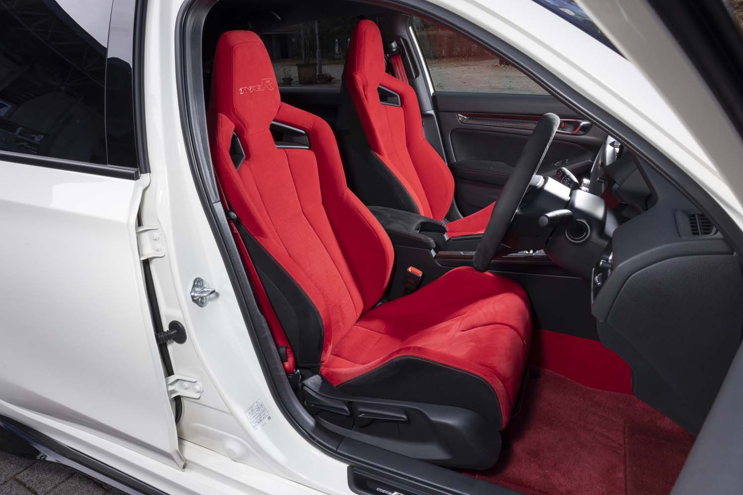 真っ赤なシート表皮が印象的なセミバケットシートを標準装備。ヘッドレストには「TYPE R」ロゴが刻まれる。