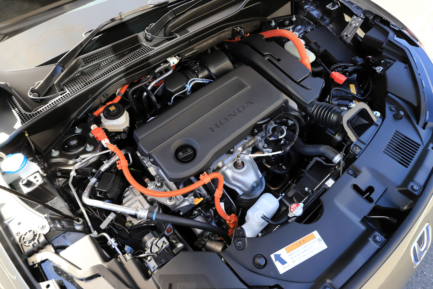 パワーユニットの設定は2種類。「e：HEV」には2モーター式のハイブリッドユニットと2リッター自然吸気ガソリンエンジンが搭載され、FF車で22.0～22.1km/リッター、4WD車で21.5～21.7km/リッターの燃費を実現している（WLTCモード）。
