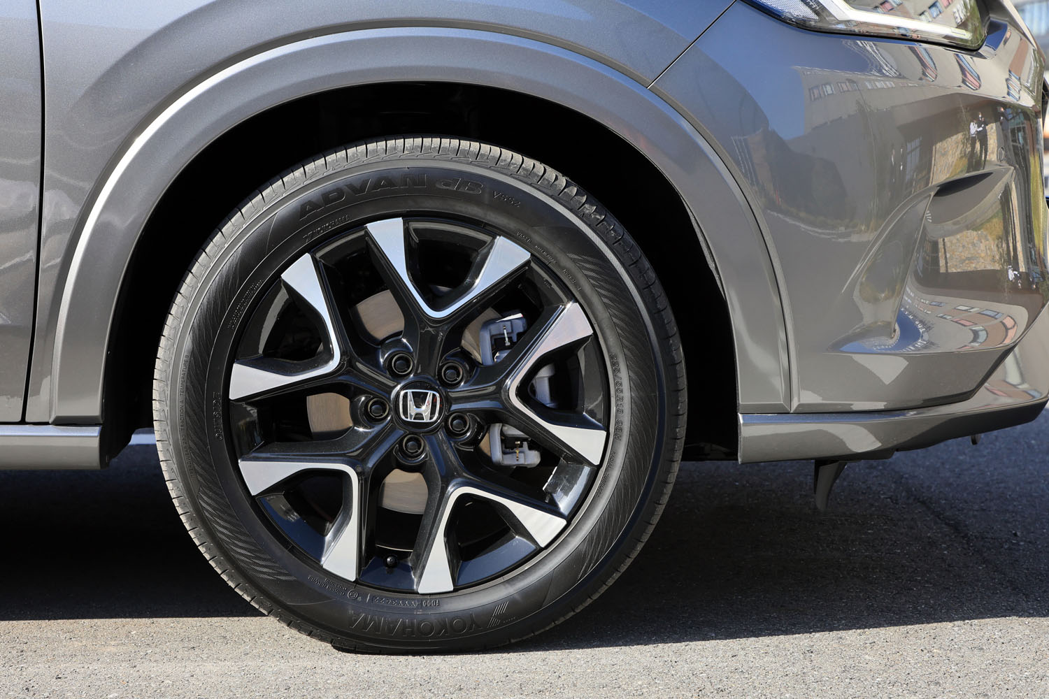 タイヤサイズは全車共通で225/55R18。ホイールはグレードによって異なり、「Z」系では写真のブラック＋切削光輝加工のツートン、「X」系ではグレーのモノトーンのものが装着される。