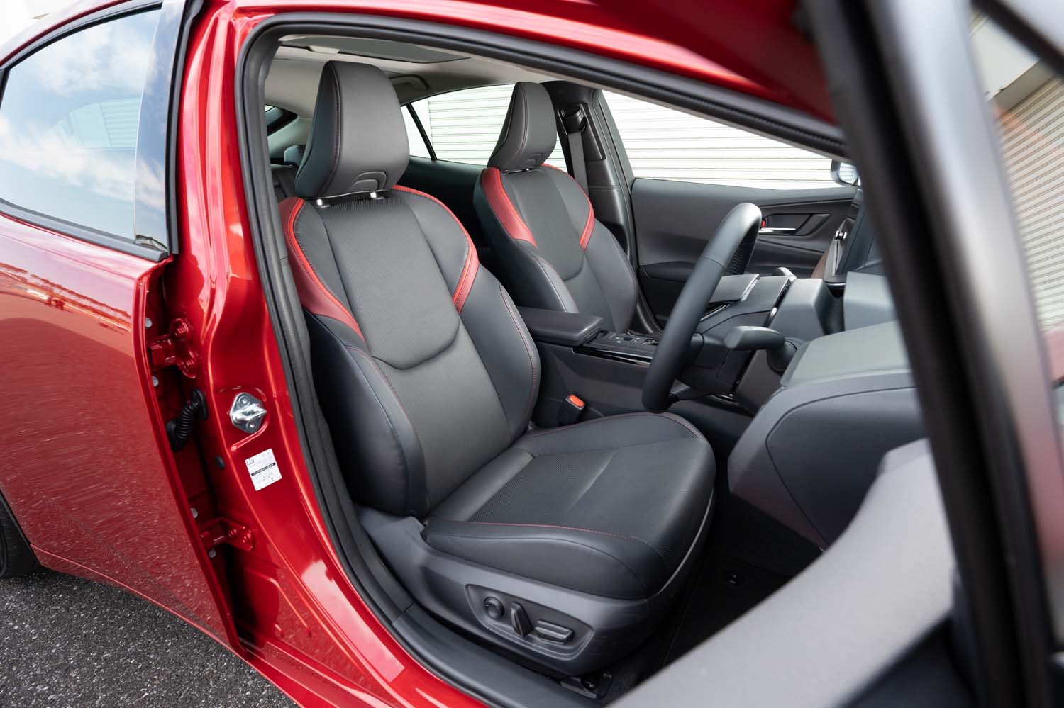 「Z」グレードのシート表皮は合成皮革。ヒーター／ベンチレーション機能に加えて8wayの電動調整機構（助手席は4wayのマニュアル）も付いている。
