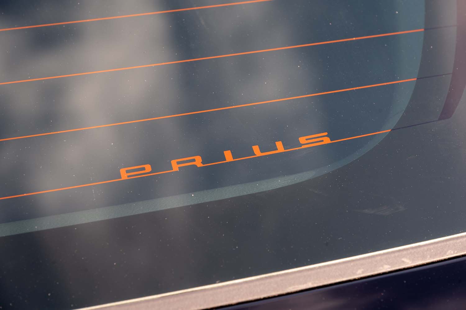 リアの熱線に仕込まれた「PRIUS」ロゴ。こうしたあしらいが車両全体で二十数カ所隠されているらしいが、限られた取材時間ではすべてを見つけることはできなかった。