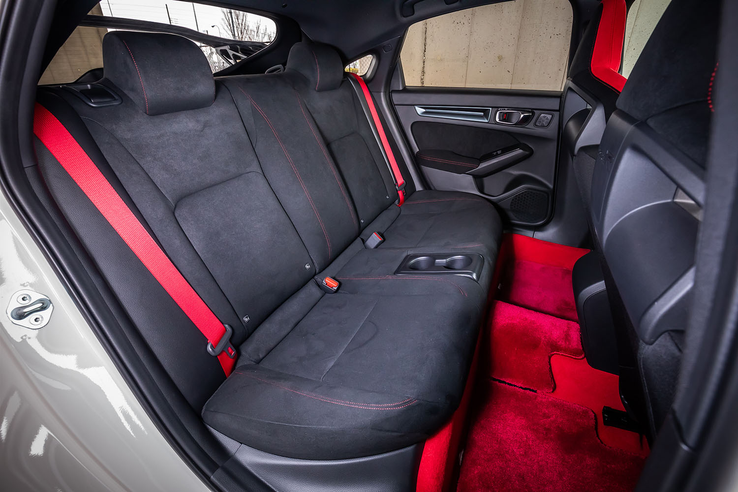 後席の表皮はブラックのスエード調。赤いシートベルトが「タイプR」であることを主張している。背もたれには他の「シビック」と同じく60：40の分割可倒機構が備わる。