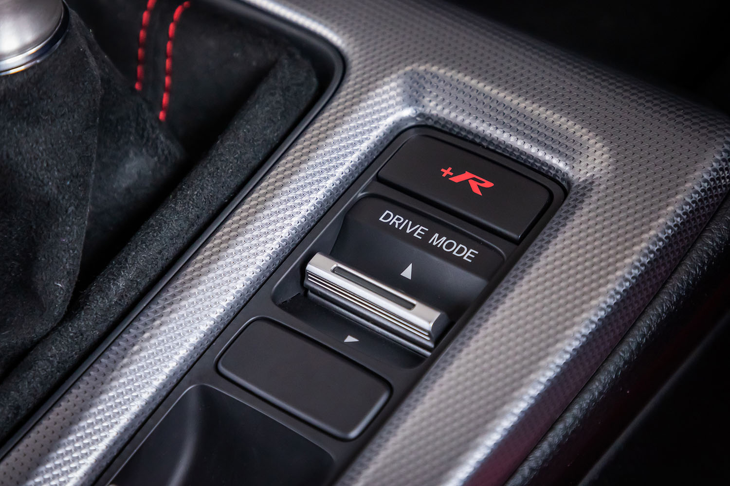ドライブモードは「インディビジュアル」「スポーツ」「コンフォート」「＋R」の全4種類。＋Rのみ、前方にある独立したプッシュスイッチを用いて操作を行う。