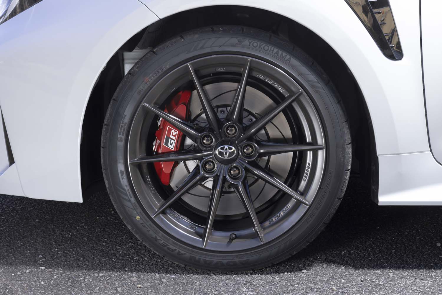 タイヤサイズは235/40R18で、銘柄は「ヨコハマ・アドバン エイペックスV601」。エイペックスV601は北米などを中心に展開されている新しいスポーツタイヤブランドで、日本には今後本格的に導入されるという。