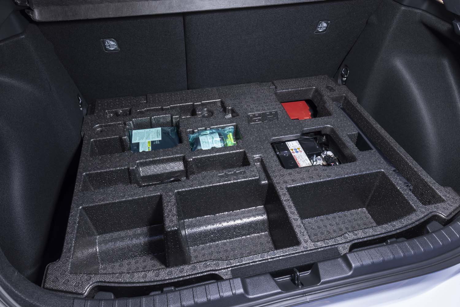 荷室のフロアボードの下には発泡スチロールを使った収納ケースが用意されている。補機用の12Vバッテリーがここに収められているのは「GRヤリス」と同じだ。