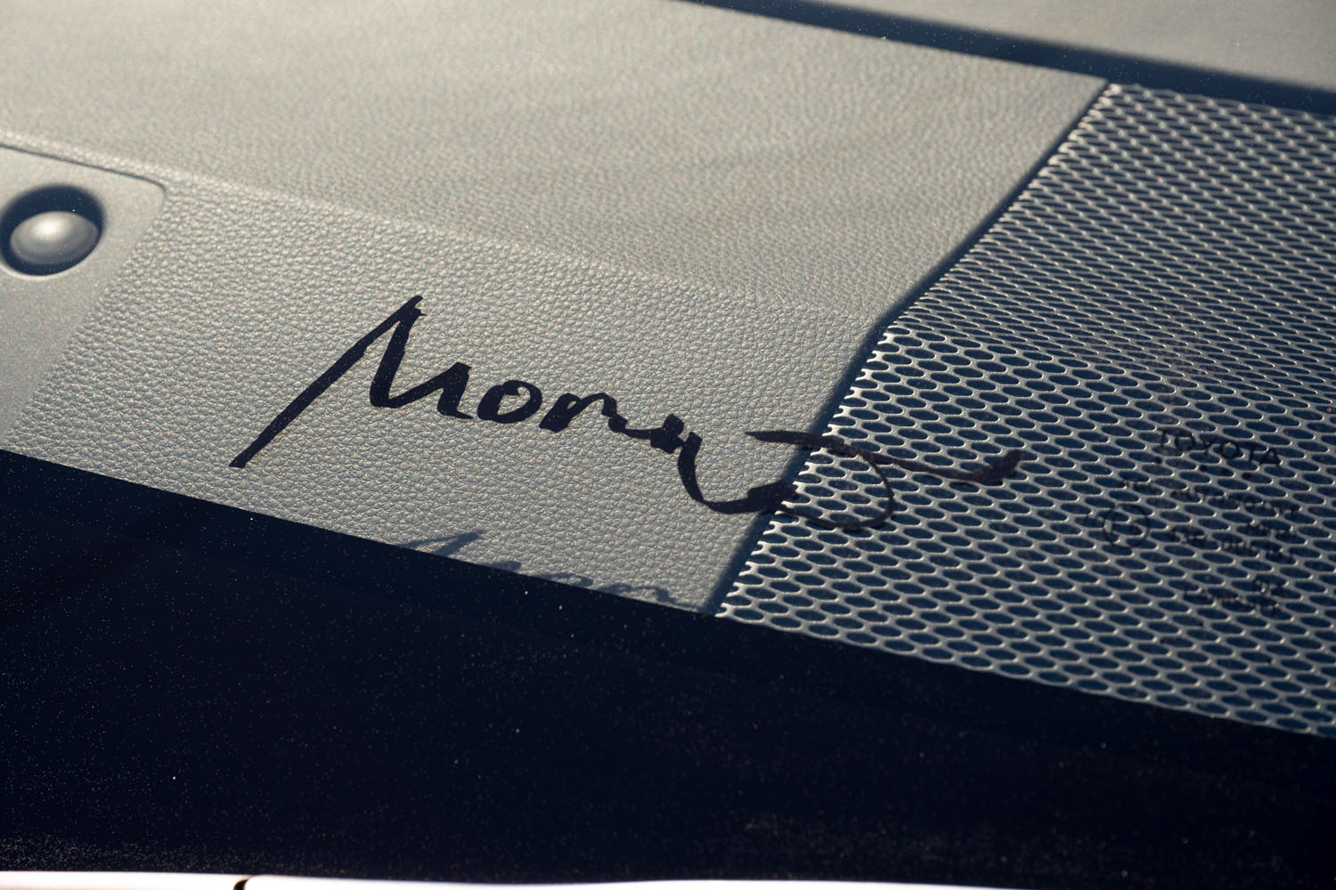 フロントウィンドウに描かれた「MORIZO」のサイン。「モリゾウエディション」の販売台数は70台限定となっていた。