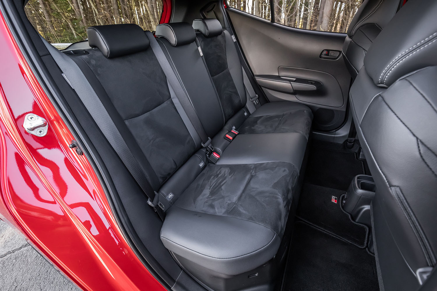 後席の表皮にも、前席と同じくセーレン製のヌバック調素材と合成皮革が用いられている。60：40の分割可倒機構が備わる背もたれや居住空間などは標準モデルと変わらない。