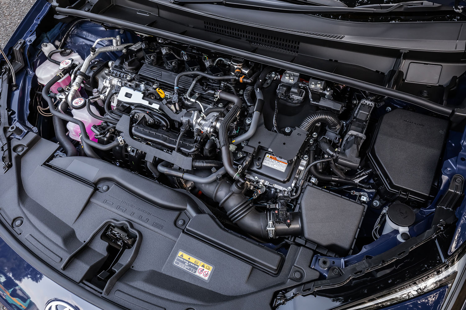 最高出力152PS、最大トルク188N・mを発生する2リッター直4エンジンに、前後1基ずつのモーターを組み合わせたハイブリッドパワーユニットを搭載。「E-Four」と呼ばれる4WD車のシステム最高出力は199PSと発表されている。