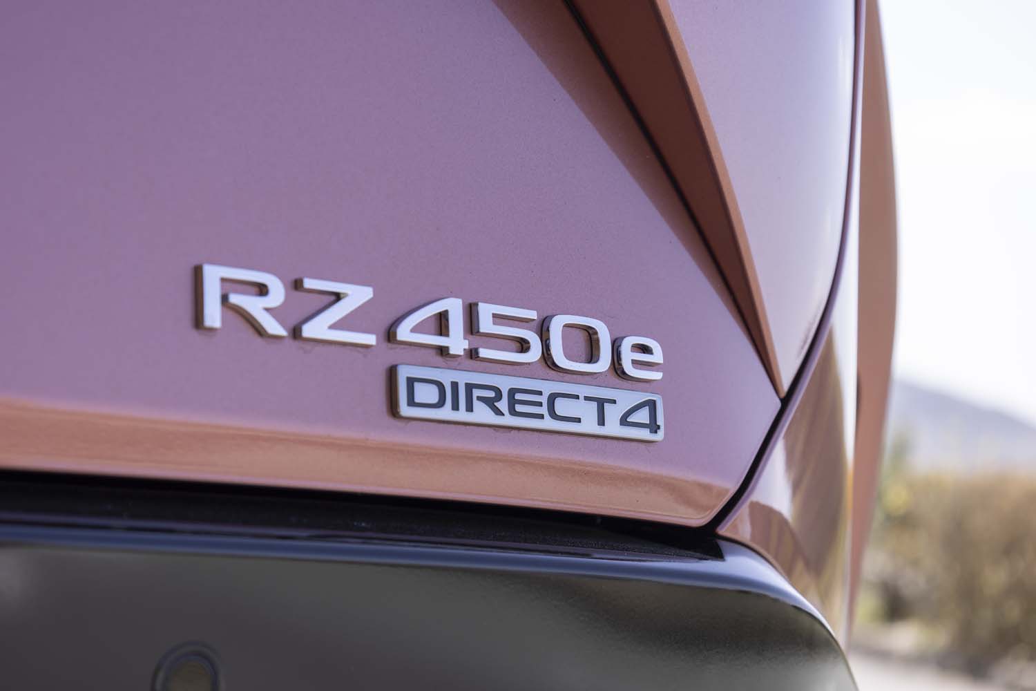 レクサスの渡辺 剛プレジデントがチーフエンジニアとして手がけた「レクサスRZ（アールズィーと呼称する）」。2023年4月中旬時点でカタログモデルの“バージョンL”をオーダーした場合の納期は6カ月ほどだという。