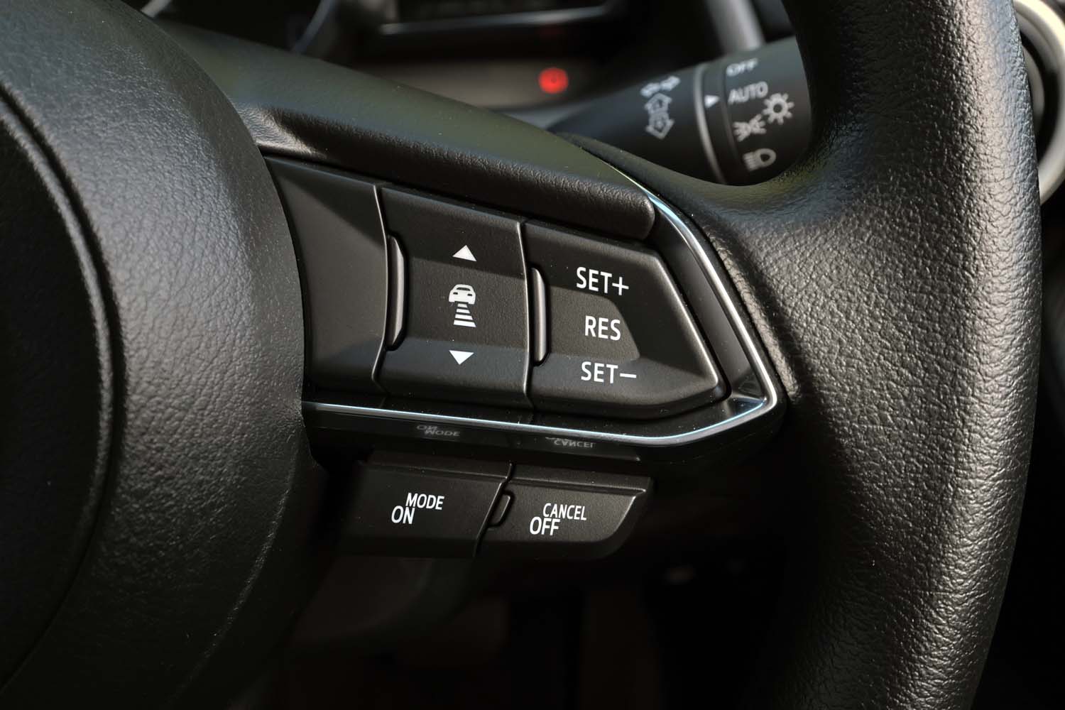 「BD」では、アダプティブクルーズコントロールや車線維持支援機能、交通標識読み取り機能などの運転支援システムはオプション扱いとなる。