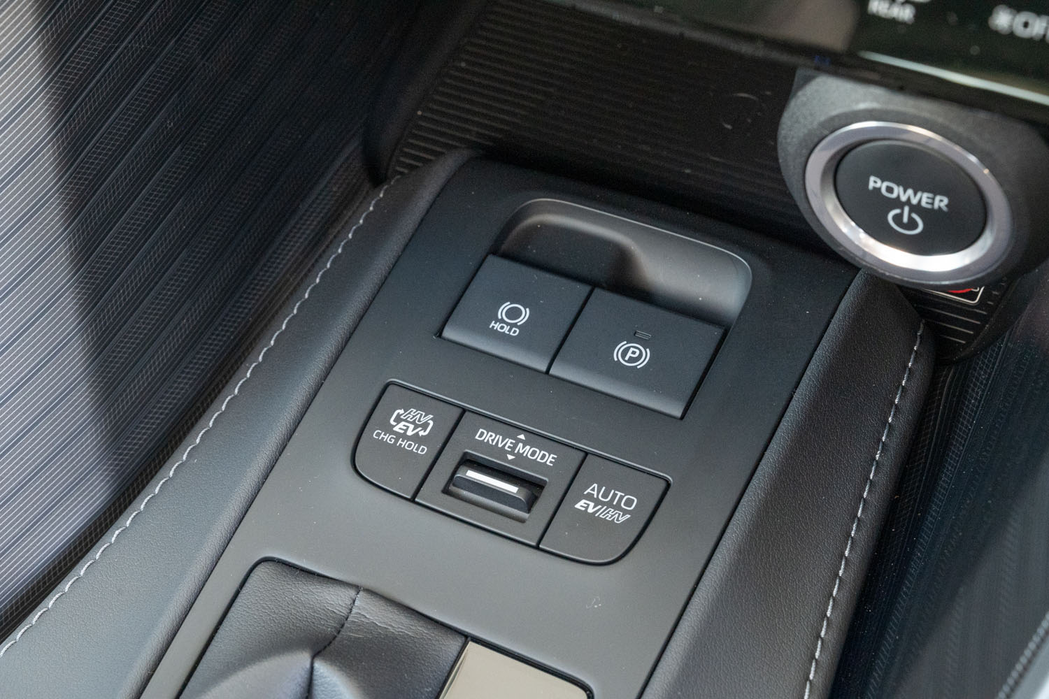 「AUTO EV／HVモードスイッチ」と「EV／HVモード切替スイッチ」は、ドライブモードセレクターとともにセンターコンソールの前方に配置される。