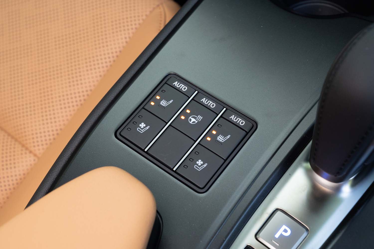 ディスプレイのタッチ操作化に伴い、スクリーンを操作するタッチパッドは廃止に。その跡地にはシートのヒーター／ベンチレーションおよびステアリングヒーターのスイッチがレイアウトされている。