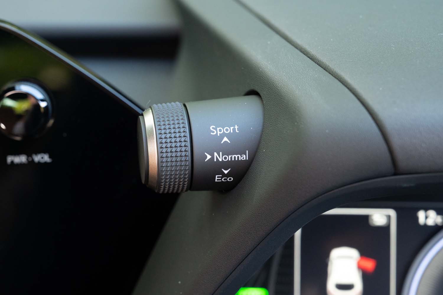 ドライブモードセレクターはメーターフードの左側に生えている。モードは「エコ」「ノーマル」「スポーツ」の3種類。