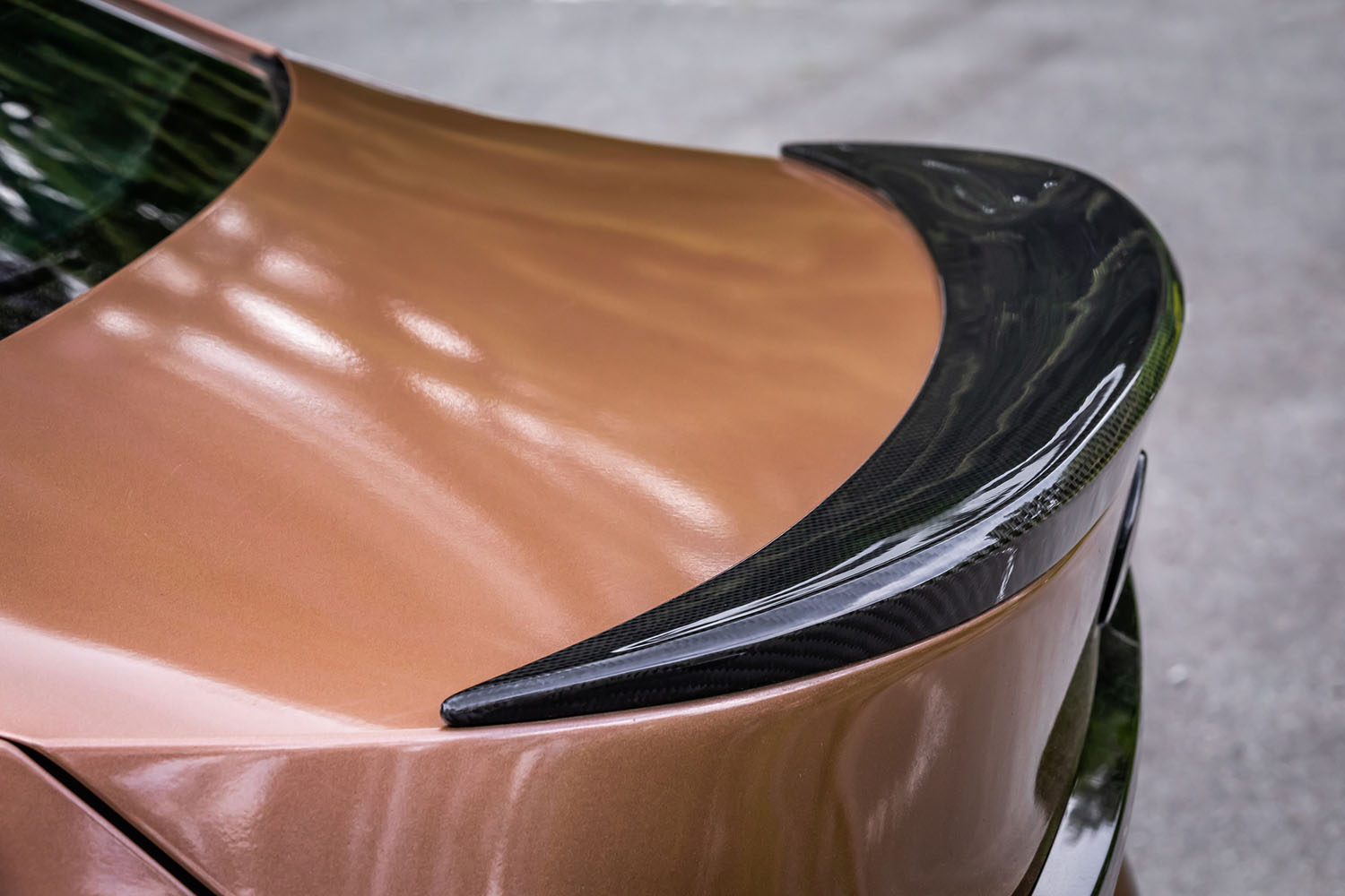 「レクサスIS」のリアエンドに沿った形状にデザインされたトランクリッドスポイラーもカーボン製の参考品。市販アイテムはFRP製で、約2.9kgと軽量につくられてる。