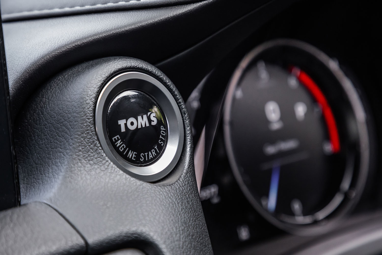 インストゥルメントパネルは基本的に標準車のまま。唯一、メーターパネル横に配置されるプッシュスタートボタンが「TOM'S」のロゴ入りアイテムでカスタマイズされていた。