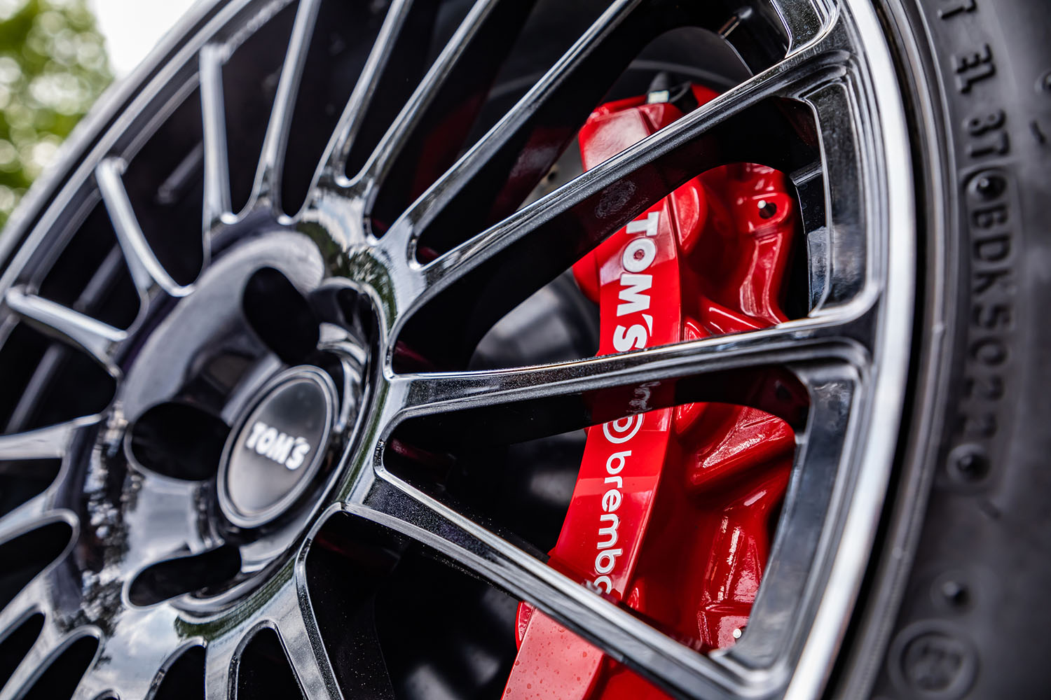 レッドに塗られた「TOM’S×bremboキャリパーキット」が踏力に即応したリニアで強力な減速を実現していた。